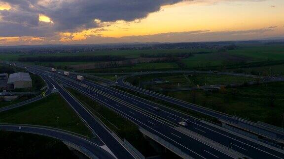黄昏时分高速公路十字路口的空中交通