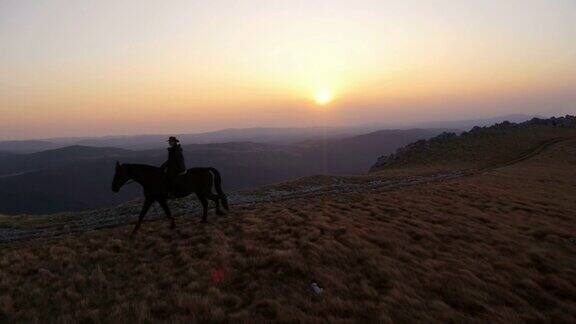 HD:日落时分在山脊上骑马