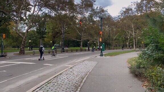 纽约中央公园人们沿着小路散步骑自行车慢跑