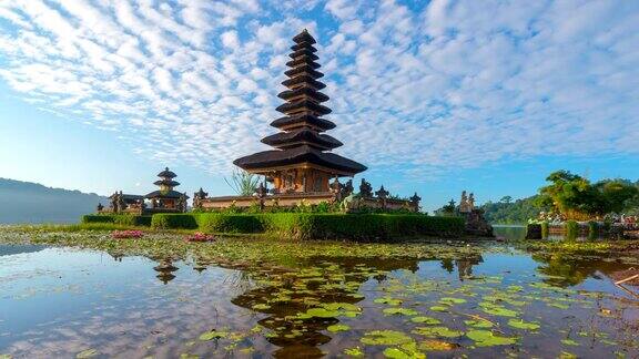 4K延时电影与滑块场景PuraUlunDanuBratan寺庙巴厘岛印度尼西亚