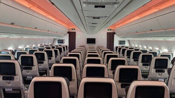 现代舒适的客机客舱与长排座位