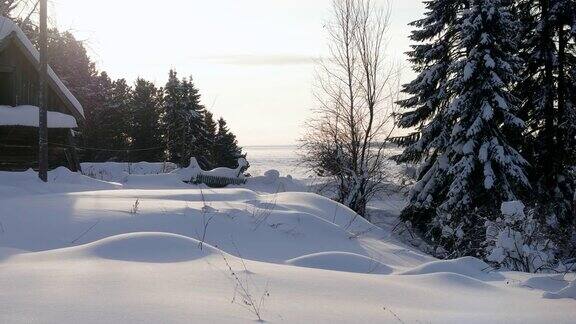 农村冬季景观西伯利亚的一个下雪的俄罗斯村庄俄罗斯4k