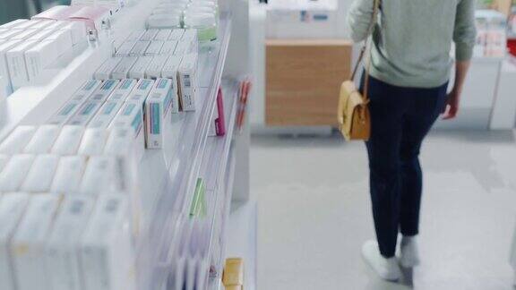 现代药房药房的货架上摆满了现代医药药品维生素盒子补充剂在后台匿名客户从药剂师站在柜台购买产品