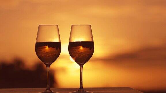 两杯葡萄酒在日落时分