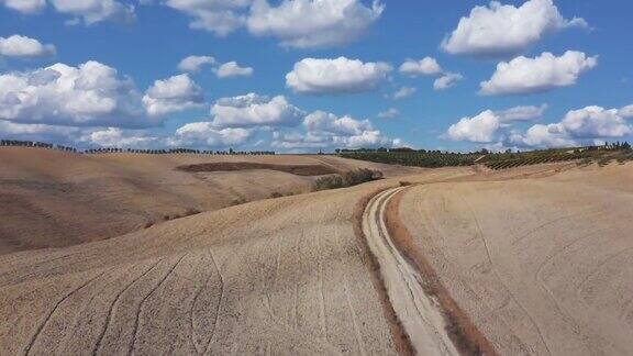 托斯卡纳景观:无人机拍摄的标志性蒙塔尔奇诺乡村