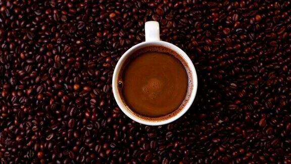 顶视图白杯黑咖啡上的咖啡豆