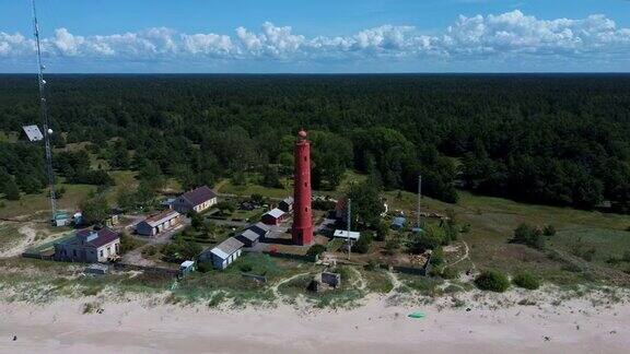 区域DronShotAkmenrags灯塔在波罗的海的拉脱维亚海岸位于度假小镇帕维洛斯塔的南部