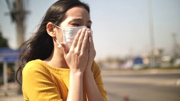 亚洲妇女使用卫生口罩