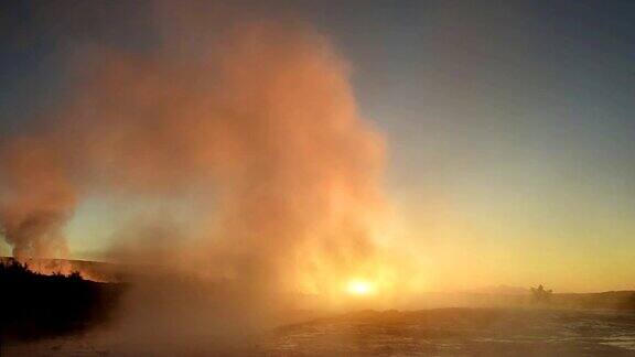 冰岛间歇泉喷发冬天的冷色阳光透过蒸汽照射