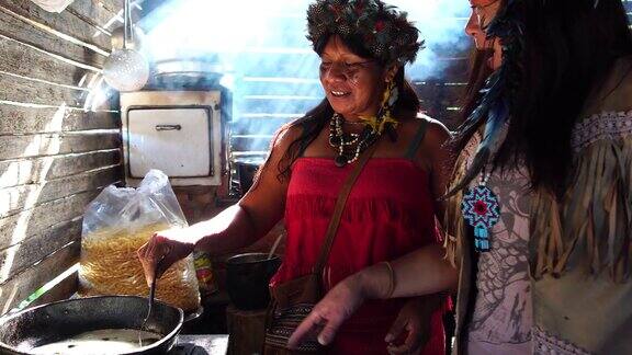 来自瓜拉尼族的巴西土著妇女烹饪“Xipa”