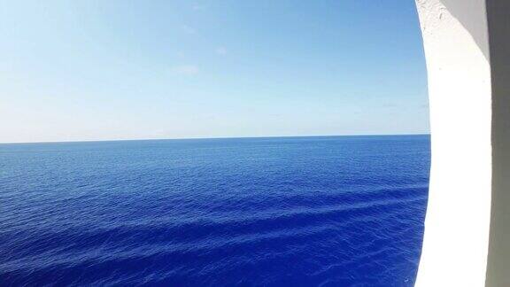 从游轮的舷窗眺望大海