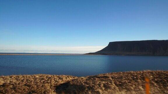 自驾游一览冰岛风光美丽的海湾冰岛海洋与雪山背景