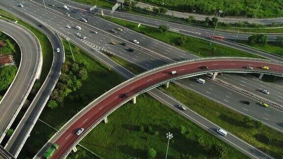 空中高架桥的高速公路