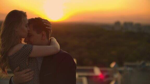 夕阳西下时那对恋人在屋顶上看到了彼此的眼睛屋顶上的浪漫情侣