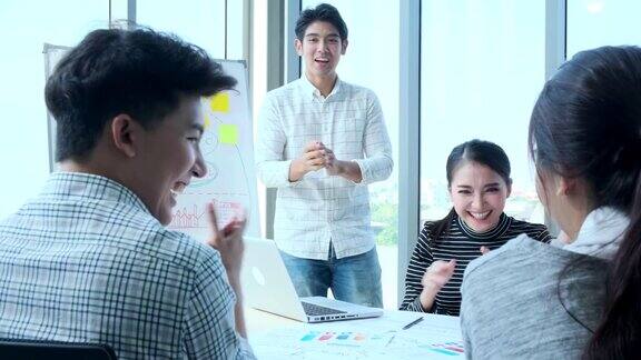 男青年创意快乐人创业在商务会议办公室背景良好的领导能力和团队协作导致成功
