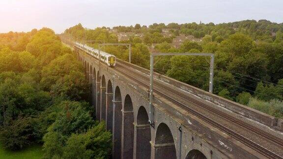 英国的高架桥高铁在高架桥上火车穿过铁路高架桥苏格兰高地
