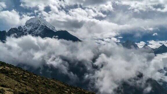 云在喜马拉雅山峰上移动