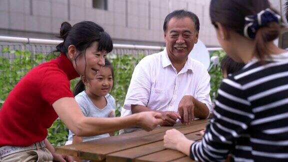 小女孩和爷爷奶奶玩石头剪刀布