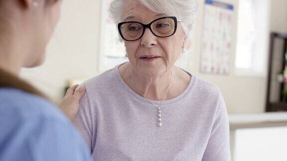 女性老年患者与民族护士预约