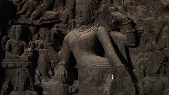 大象洞穴中的古代雕塑是印度孟买大象岛上供奉印度教湿婆神的洞穴寺庙集合