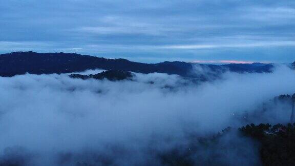 在喜马拉雅山麓的云团形成的鸟瞰图喜马偕尔邦印度-股票视频