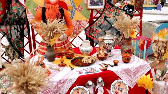 俄罗斯茶壶和白俄罗斯民间玩偶与Baranki表俄罗斯传统茶饮