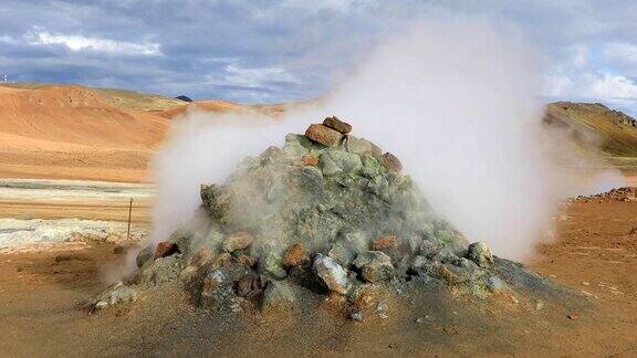 冰岛Hverir冒着蒸汽的喷气口
