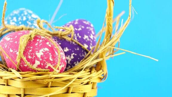 复活节彩蛋在蓝色的篮子里