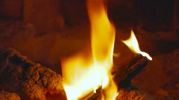 壁炉里燃烧着的小块木头拖出了壁炉