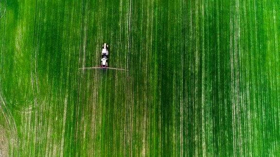 农业农用拖拉机喷洒农田俯视图