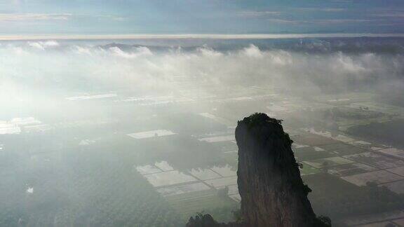 无人机拍摄了清晨浓雾弥漫的农田