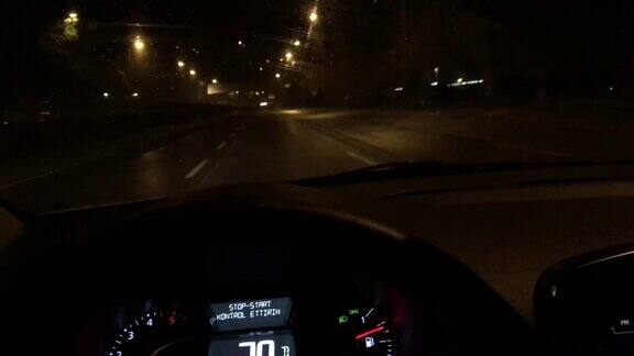 在高速公路的夜晚驾驶汽车