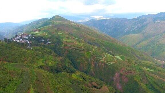 飞越中国贵州省山上的梯田鸟瞰图