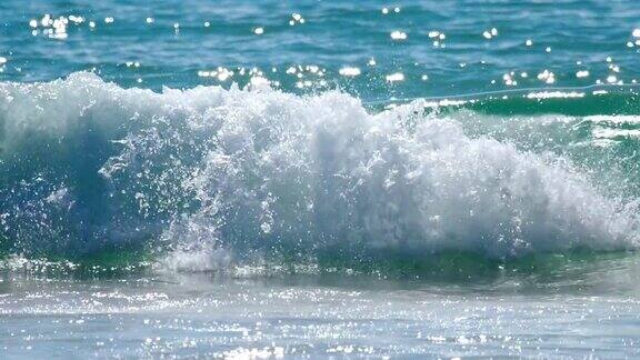 蔚蓝色的海浪涌向奈汉海滩