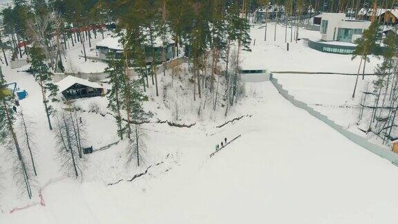 现代冬季滑雪度假村位于低角度的斜坡