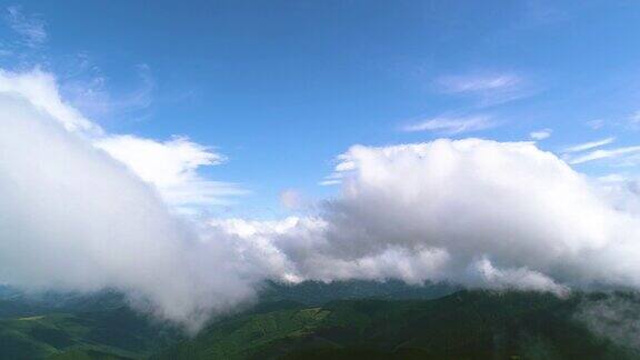在风景如画的群山之上的云中飞行