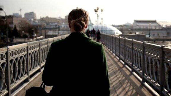 女人走在桥上的背影