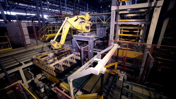 工业机器人在现代工厂组装产品的机械臂