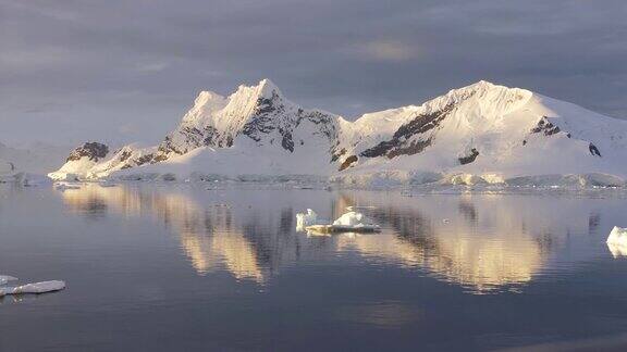 南极海和冰川日落海平面2023年