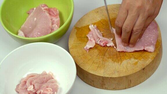 厨师用刀切生肉