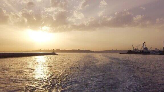 马尔马拉海上的伊斯坦布尔日落时的壮观天空