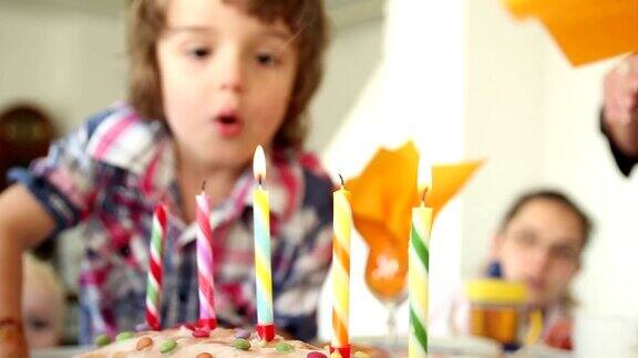 孩子吹灭蜡烛的生日蛋糕HD1080p