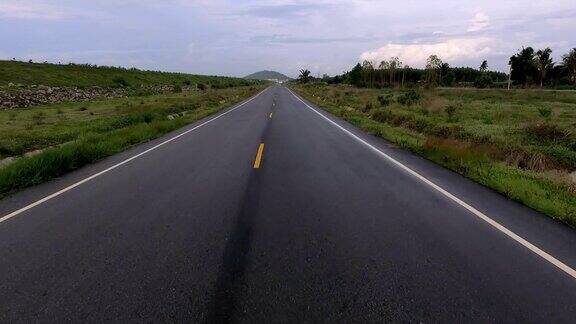 开放的道路与自然风光