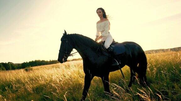 年轻女子在草地上骑马
