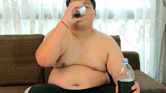 亚洲胖子在家喝可乐