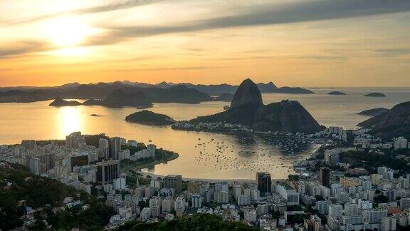 里约热内卢里约热内卢金色日落天空城市景观海湾全景4k时间流逝巴西