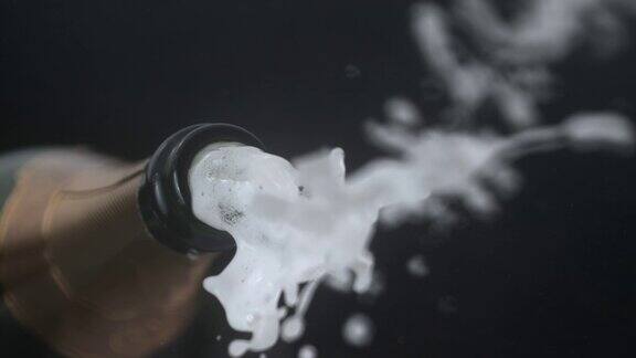 气泡从香槟瓶中爆裂的SLOMO