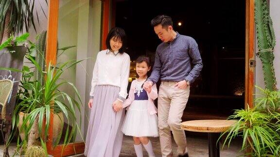 年轻的台湾家庭离开台北的一家餐馆