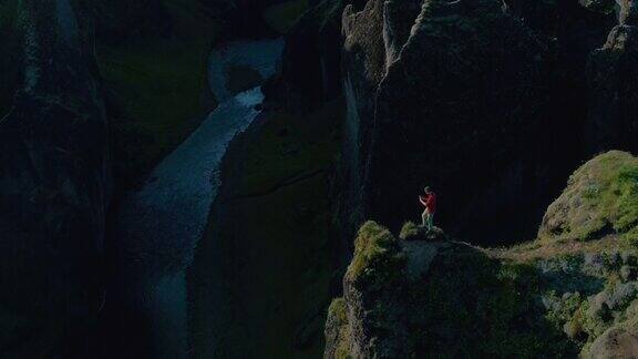 人类在悬崖边上的史诗电影镜头