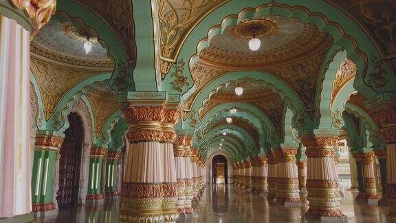 位于印度卡纳塔克邦的迈苏鲁著名的安巴维拉斯宫殿内部景观的经典剪辑以印度撒拉逊风格建造有五颜六色的柱子